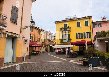 Bardolino, Italia - Dicembre 27th 2021. Una strada a Natale nel centro storico di Bardolino sulla sponda orientale del lago di Garda, provincia di Verona, Veneto Foto Stock