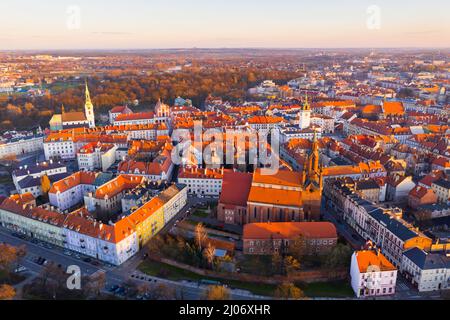 Vista dal drone del paesaggio urbano di Kalisz al tramonto con vista sui campanili della Cattedrale di San Nicola Vescovo, la Collegiata Basilica e il Municipio, Polonia Foto Stock