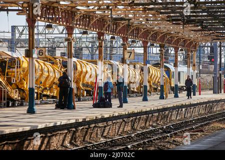 Crewe, Cheshire. Treno di ingegneria della stazione ferroviaria di Crewe guardato da un osservatore di treno Foto Stock