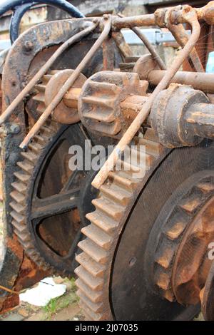 ingranaggi pesanti e arrugginiti marrone di un vecchio cambio in primo piano Foto Stock