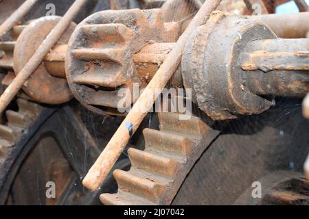 ingranaggi pesanti e arrugginiti marrone di un vecchio cambio in primo piano Foto Stock