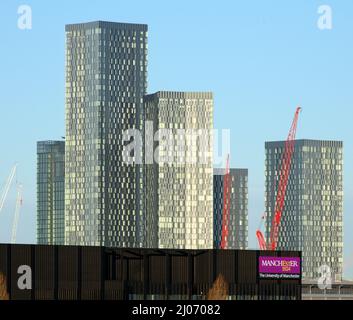 Manchester, Regno Unito. 17th marzo 2022. Freddo alle 4C e soleggiato al mattino presto a Manchester, Inghilterra, Regno Unito. Vista su grattacieli o alti edifici a Deansgate Square nel centro di Manchester, Inghilterra, Regno Unito. Credit: Terry Waller/Alamy Live News Foto Stock