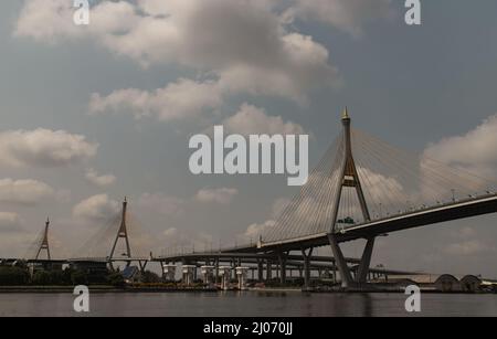 Bangkok, thailandia - 12 Mar, 2021 : il ponte sospeso di Bhumibol attraversa il fiume Chao Phraya nel pomeriggio. È uno dei ponti più belli di Thail Foto Stock