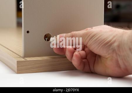 Gruppo di mobili: Foro di chiusura con tassello Foto Stock