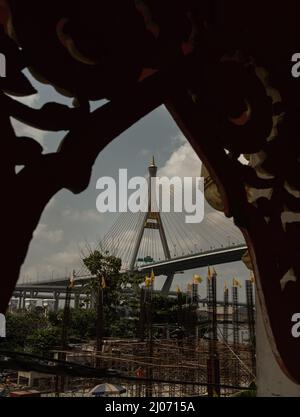 Bangkok, thailandia - 12 Mar, 2021 : il ponte sospeso di Bhumibol attraversa il fiume Chao Phraya nel pomeriggio. È uno dei ponti più belli di Thail Foto Stock