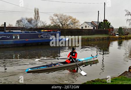 La radio 1 DJ Jordan North ha fatto ritorno sui canali di Burnley da Londra durante la settimana 1st di marzo e qui passa la Wool Boat vicino a Burscough Foto Stock