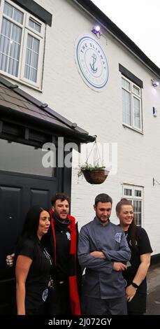 La radio 1 DJ Jordan North ha preso a casa sul canale di Burnley nella settimana 1st di marzo e dispone con il personale del pub Slipway vicino Burscough Foto Stock