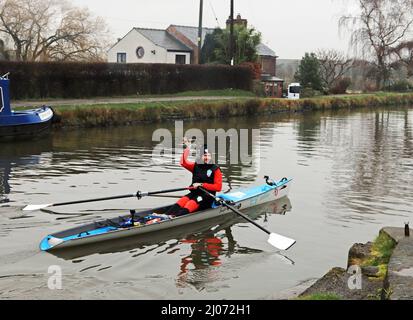 La radio 1 DJ Jordan North è andata a casa a Burnley da Londra per un sollievo fumetto che sventolava mentre lasciava il pub Slipway dopo una pausa rinfrescante. Foto Stock