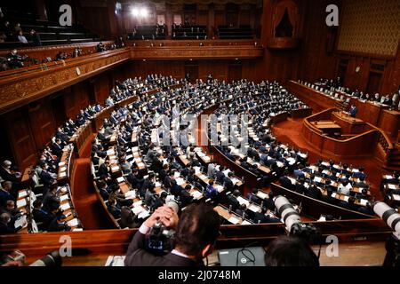 Tokyo, Giappone. 17th Mar 2022. I legislatori giapponesi partecipano a una sessione plenaria della Camera bassa alla Dieta Nazionale. (Credit Image: © Rodrigo Reyes Marin/ZUMA Press Wire) Credit: ZUMA Press, Inc./Alamy Live News Foto Stock