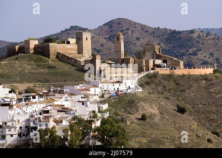 Il villaggio bianco Alora con il castello arabo, Alora, pueblo blanco, provincia di Malaga, Andalusia, Spagna Foto Stock