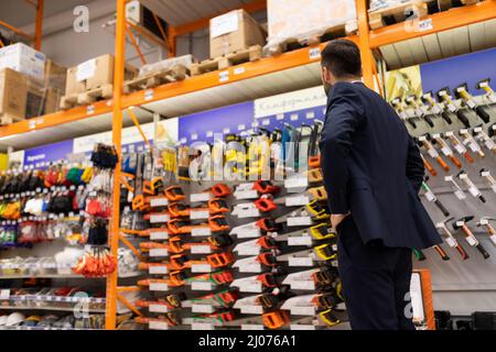 proprietario del deposito che ispeziona le finestre del negozio in un ipermercato di costruzione Foto Stock