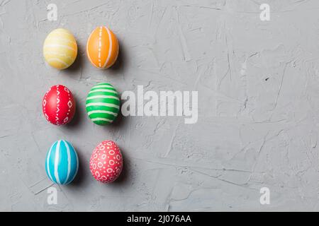 Preparazione delle vacanze Multi colori uova di Pasqua su sfondo colorato . Uova di Pasqua color pastello. Concetto di vacanza con spazio copia. Foto Stock