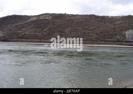 Rocce pericolose nel Reno, Mittelrheintal a sud di Loreley Foto Stock