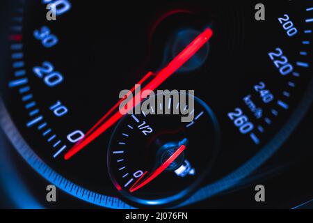 Sfondo luminoso del tachimetro dell'auto in primo piano. Cruscotto di lusso con tachimetro rotondo all'interno dell'auto sportiva Foto Stock