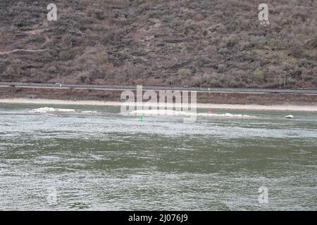 Rocce pericolose nel Reno, Mittelrheintal a sud di Loreley Foto Stock