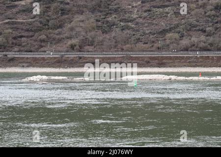 Rocce pericolose nel Reno, Mittelrheintal a sud di Loreley Foto Stock