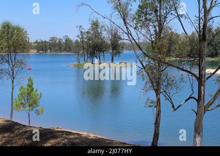 Spiaggia di fiume, lago artificiale di Tapada Grande, Mina de Sao Domingo, distretto di Mertola, Alentejo, Portogallo Foto Stock