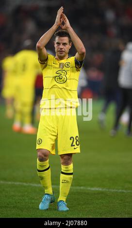 Londra, Regno Unito. 16th Mar 2022. 16 marzo 2022 - Lille v Chelsea - UEFA Champions League - Round of Sixed - Second leg - Stade Pierre-Mauroy Cesar Azpilicueta applaude i tifosi del Chelsea in viaggio dopo la partita della Champions League contro Lille. Picture Credit : Credit: Mark Pain/Alamy Live News Foto Stock