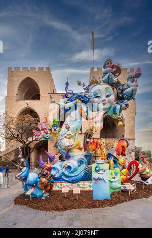 Scultura gigante per l'annuale Fallas Festival di fronte alle Torri Serranos, Valencia, Spagna Foto Stock