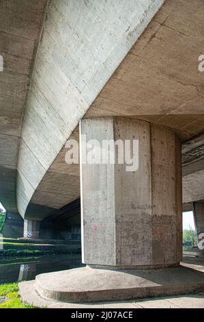 Formato verticale sottopassaggio autostrada Foto Stock