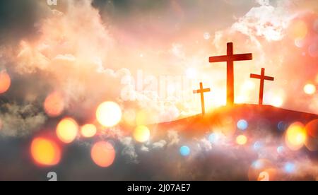 Crocifissione - attraversa al tramonto con le luci bokeh defocused Abstract Foto Stock