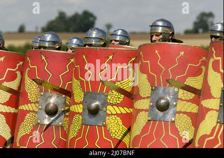 Legionari Romani in una rievocazione di battaglia . Foto Stock