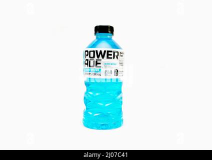 Sapore di Mountain Blast isolato su bianco. Powerade reintegra le vitamine e gli elettroliti persi durante le attività fisiche. Powerade è una divisione di C. Foto Stock