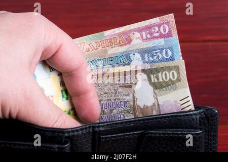 Denaro zambiano - Kwacha nel portafoglio nero Foto Stock
