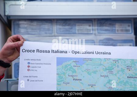 Roma, Italia. 16th Mar 2022. Volontari della Croce Rossa Italiana mostrano una mappa geografica dell'Ucraina. Incontro con i giornalisti presso il National Emergency Operations Center di via del Trullo di Roma per aggiornamenti sull'invio di aiuti dalla Croce Rossa Italiana per l'emergenza Ucraina in occasione della preparazione alla partenza dei prossimi camion con necessità di base. (Credit Image: © Matteo Nardone/Pacific Press via ZUMA Press Wire) Foto Stock