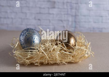 Uova di pasqua decorate e dipinte in nido di paglia Foto Stock