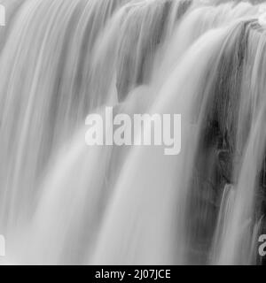 Cascata Hrafnabjargafoss. Gli altopiani in Islanda vicino alla strada F26, la pista Sprengisandur 4x4. Europa, Nord Europa, Islanda Foto Stock