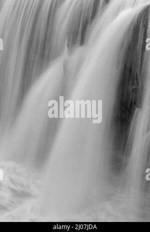 Cascata Hrafnabjargafoss. Gli altopiani in Islanda vicino alla strada F26, la pista Sprengisandur 4x4. Europa, Nord Europa, Islanda Foto Stock