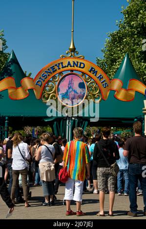 Parigi, Francia, Parchi a tema, grande folla di persone da dietro, ingresso, visita a Disneyland Paris, ingresso, vacanze Foto Stock