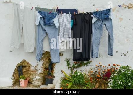 Lavanderia appeso fuori dalla casa a Vejer de la Frontera in Spagna Foto Stock