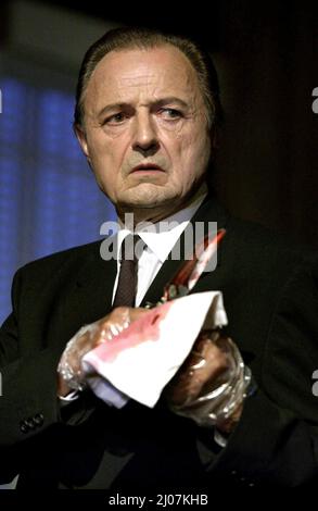 File photo datato 08/10/03 di Peter Bowles durante la fotocall per la riproduzione, 'Wait Unfind Dark' al Garrick Theatre nel centro di Londra, come l'attore è morto di 85 anni. Data di emissione: Giovedì 17 marzo 2022. Foto Stock