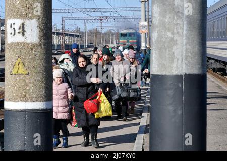 Kramatorsk, Ucraina. 16th Mar 2022. La gente è vista camminare sulla piattaforma per le carrozze del treno supplementare di evacuazione dalla stazione ferroviaria di Kramatorsk. Più di tre milioni di rifugiati hanno lasciato l’Ucraina da quando la Russia ha lanciato la sua invasione su vasta scala nelle prime ore del 24 febbraio. Le persone in fuga sono per lo più donne, bambini e anziani. Credit: SOPA Images Limited/Alamy Live News Foto Stock