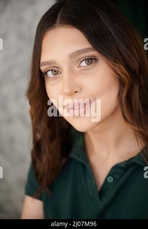 Primo piano ritratto di donna affascinante con eyeshadow su palpebre e lunghe ciglia nere a dimostrazione trucco. Foto Stock