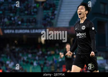 Siviglia, Spagna. 09h, marzo 2022. Daichi Kamada (15) di Eintracht Frankfurt segna per il 1-2 durante la partita della UEFA Europa League tra Real Betis ed Eintracht Frankfurt all'Estadio Benito Villamarin di Siviglia. (Photo credit: Gonzales Photo - Mario Diaz Rasero). Foto Stock