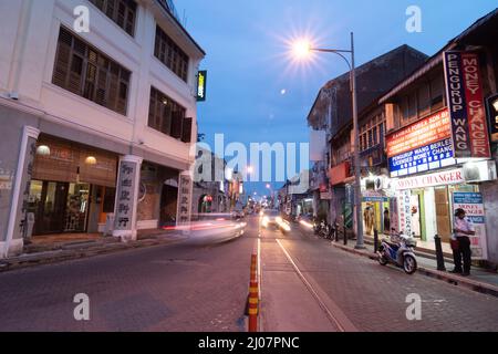 Georgetown, Kuala Lumpur, Malesia - Luglio 17 2017: Traffico di auto di strada di Chulia in movimento lento sfocatura azione durante l'ora blu Foto Stock