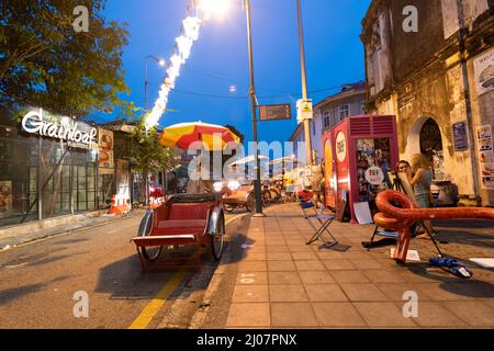 Georgetown, Kuala Lumpur, Malesia - Luglio 28 2017: Il trishaw rider aspetta il cliente a Armenian Street in un'ora blu Foto Stock