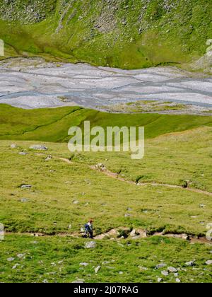 Valle Rotmoostal e ruscello glaciale intrecciato Rotmoosache. Oetztal Alpi nel parco naturale Oetztal vicino villaggio Obergurgl. Europa, Austria, Tirolo Foto Stock