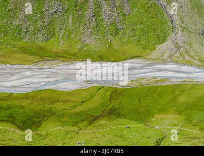 Valle Rotmoostal e ruscello glaciale intrecciato Rotmoosache. Oetztal Alpi nel parco naturale Oetztal vicino villaggio Obergurgl. Europa, Austria, Tirolo Foto Stock