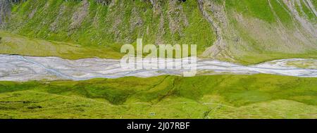 Valle Rotmoostal e ruscello glaciale intrecciato Rotmoosache. Oetztal Alpi nel parco naturale Oetztal vicino villaggio Obergurgl. Europa, Austria, Tirolo Foto Stock