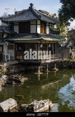 Kinukake Chaya 衣掛茶屋 una tradizionale vecchia casa da tè giapponese a Nara Giappone utilizzato ora come un ristorante udon Foto Stock