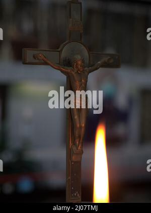 Croce Crocifisso Benedetto su Online Messa Salib Benedetto Dengan Latar Belakang Misa Online Foto Stock