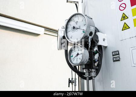 Processo di riempimento con azoto liquido, primo piano nei barometri, tecnologia chimica di base, concetto industriale Foto Stock