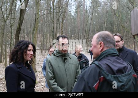 Germania, Berlino, 03/16/2022.il senatore di Berlino per la protezione dell'ambiente, della mobilità, dei consumatori e del clima, Bettina Jarasch e il ministro federale dell'alimentazione e dell'agricoltura, CEM Özdemir aprono la terza indagine sul suolo nella foresta con una cerimonia simbolica e innovativa. Foto Stock