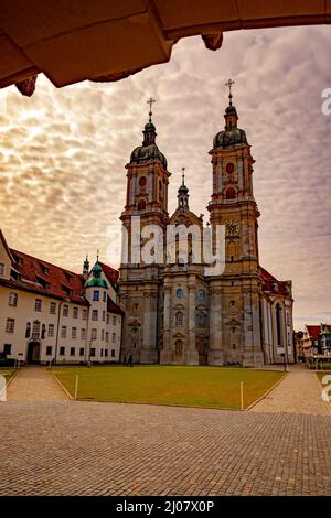 Abbazia di San Gallo in Svizzera. Descrizione locale *** chiesa,cattedrale,sole,patio,passerella,erba,città,paesaggio,luce del sole,giorno,luce,torre,croce,reli Foto Stock