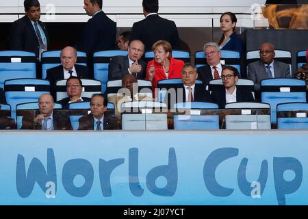 Angela Merkel mit Vladimir Wladimir Putin und Joachim Gauck Fussball Weltmeister Deutschland Weltmeisterschafts finale Deutschland - Argentinien 1:0 n. VerlŠngerung - finale finale finale WolldCup Germania Argentina 1:0 dopo straordinario Fussball Weltmeisterschaft 2014 in Brasilien FIFA Football Wolrd Cup 2014 Brasile © diebilderwelt / Alamy Stock Foto Stock