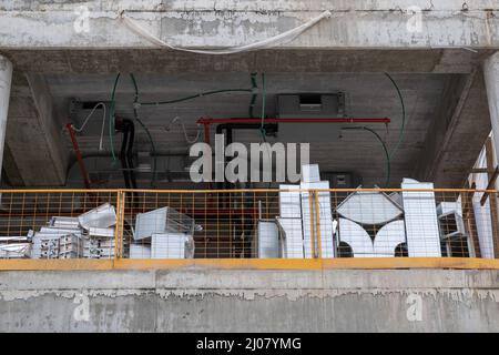 impianto di climatizzazione pronto per l'installazione in un nuovo edificio in un cantiere in israele. Unità metalliche zincate a soffitto preparate per montature Foto Stock